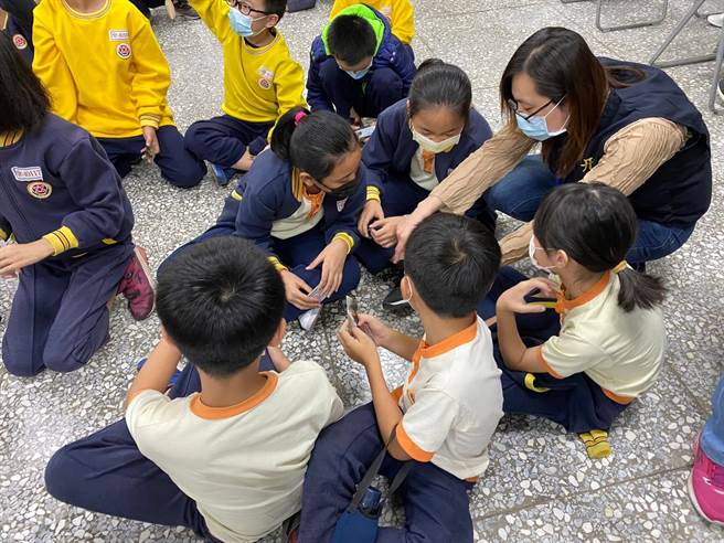 台中市警第二分局于25日与良玉国际同济会志工至台中市北区立人国小，进行反毒犯罪预防宣导。（台中市警第二分局提供／张妍溱台中传真）