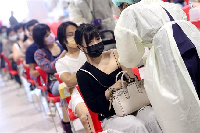 BNT疫苗现在已经打了几百万剂，但却只有出现30多例死亡个案，让网友大呼很猛。图为民眾打疫苗的画面。（本报系资料照）
