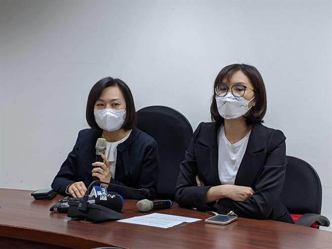 国民党KK政线成员陈丽娜、李眉蓁26日表示中油高炼厂整治赶工赶出人命死亡。（曹明正摄）