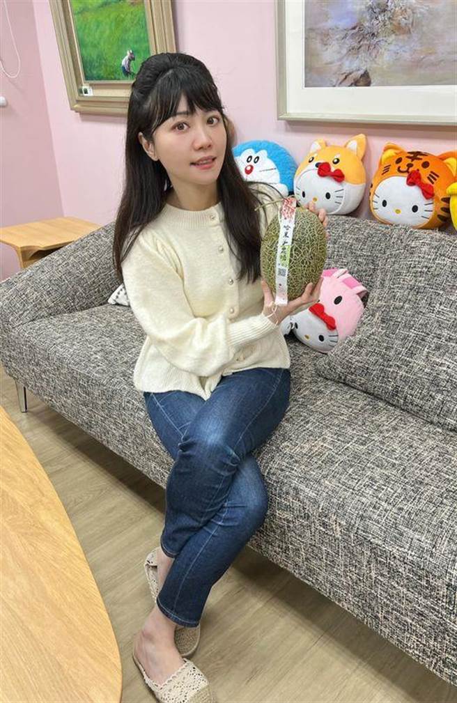 高嘉瑜po照推銷嘉義哈密瓜，網友卻歪樓注意到高嘉瑜的腿如麻花捲一樣纏在一起。（圖片摘自高嘉瑜臉書）