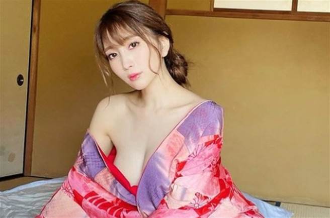 森咲智美因為性感火辣的形象被封為「國民情婦」。(圖/翻攝自森咲智美IG)