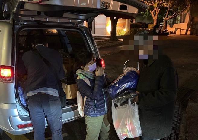 天氣變冷，台中市政府社會局啟動低溫關懷，關懷訪視街友。（台中市府提供／盧金足台中傳真）