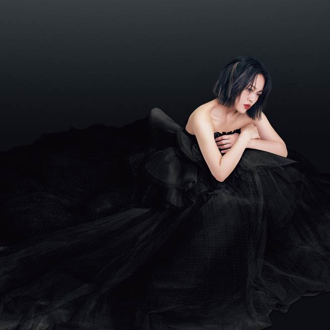 戴爱玲新歌〈我不委屈？〉回归抒情曲风。（华纳音乐提供）