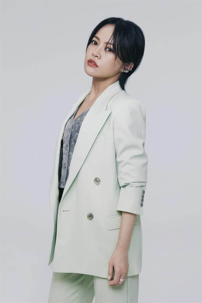 戴爱玲新歌〈我不委屈？〉回归抒情曲风。（华纳音乐提供）