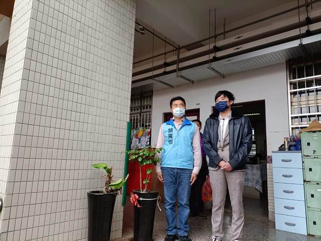 参选人顏宽恒参加竹林国小校庆，步行中听到唱国歌立刻立正。（陈淑娥摄）