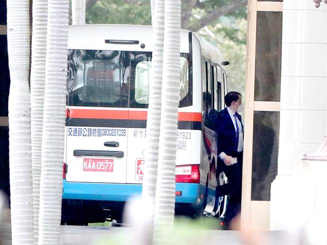 访台的美国联邦眾议院退伍军人事务委员会主席高野等跨党派眾议员一行，26日搭乘巴士前往总统府拜会总统蔡英文。（郑任南摄）