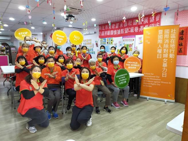 莺歌永昌社区戴上橘色口罩宣示「拒绝暴力、在地行动、点亮世界」。（新北市社会局提供）