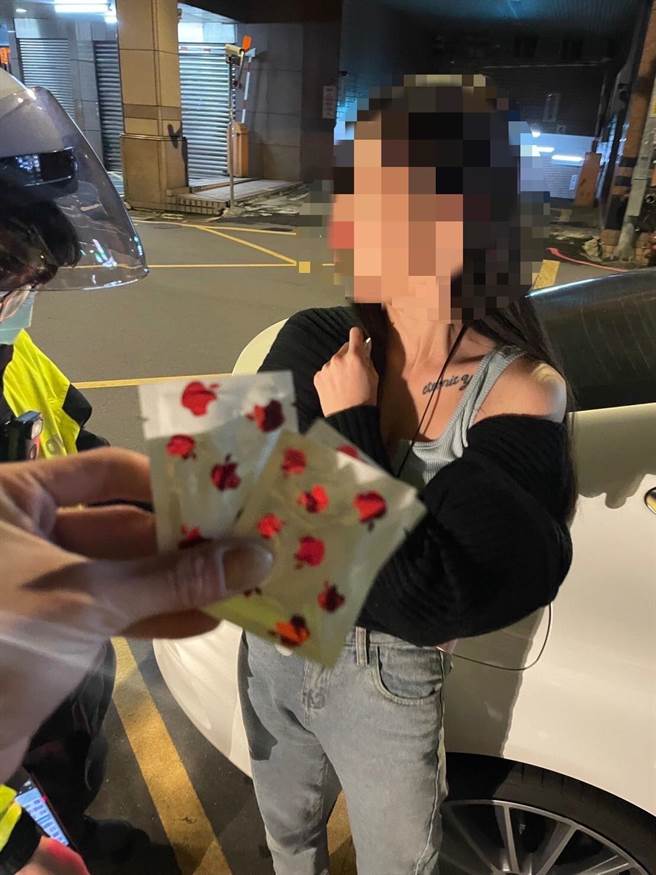 警方從賈瞳瞳牛仔褲右後口袋查獲毒咖啡包。（警方提供）