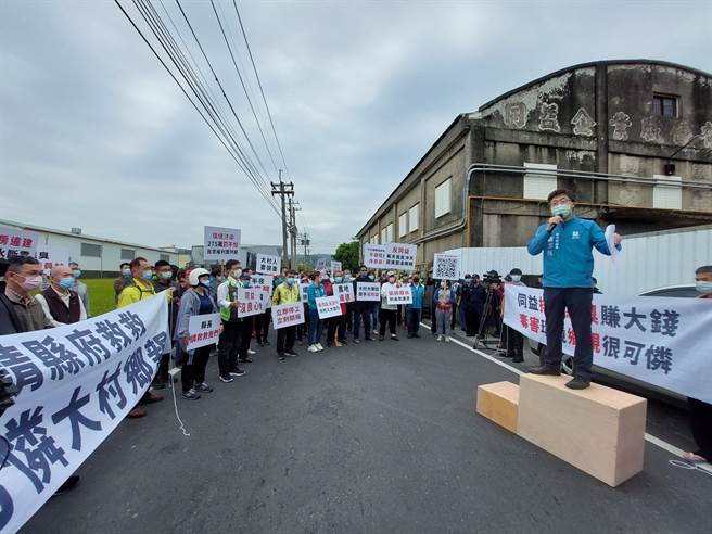 彰化縣議員賴澤民、張欣倩等人均到場聲援，要求長期排放惡臭空汙的同益公司關廠停工。（謝瓊雲攝）