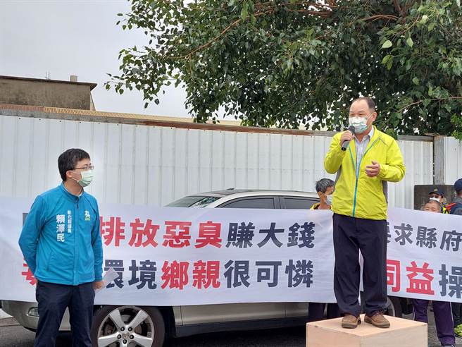 大村鄉長游盛(右)也到場表示，公所經常接受鄉親陳情投訴，卻因沒有行政裁量權，只能不斷溝通協調，並且轉請縣府環保局裁處。（謝瓊雲攝）