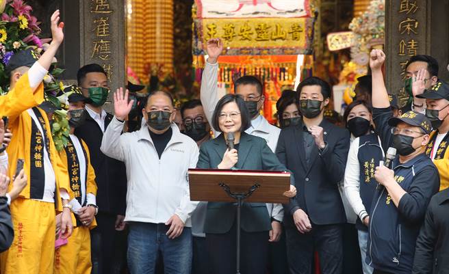 蔡英文總統（中）26日出席「艋舺青山王祭起駕儀式」，並呼籲民眾防疫不可鬆懈。（范揚光攝）