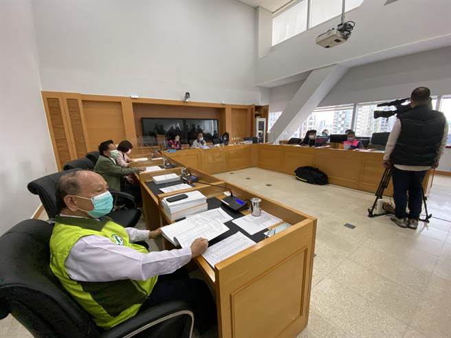 台中市议会今日举行交通地政委员会审查，蓝绿议员都关切停车位不足问题。（卢金足摄）