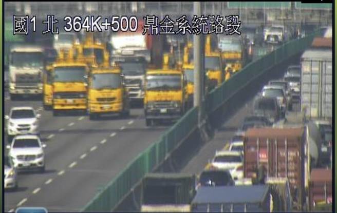国道1鼎金段3大货车追撞堵车道，车流回堵近10公里。(翻摄记者爆料网)