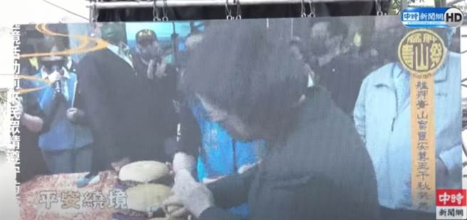 庙方准备4个咸光饼，请总统盖下「4个不同意，台湾更有力」。(取自中时新闻网直播)
