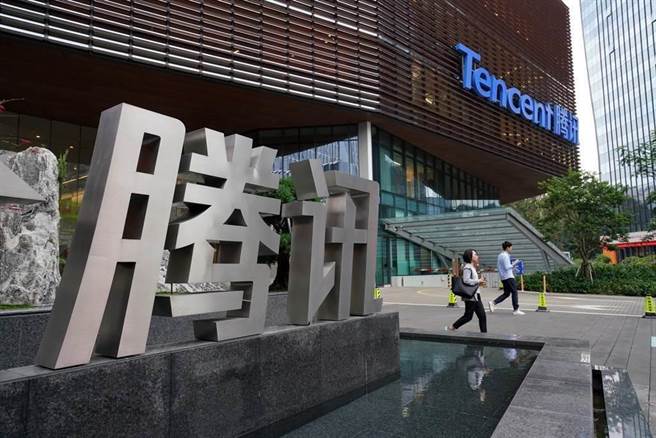 腾讯旗下通讯软体微信已深入中国用户的工作和生活。示意图／中新社