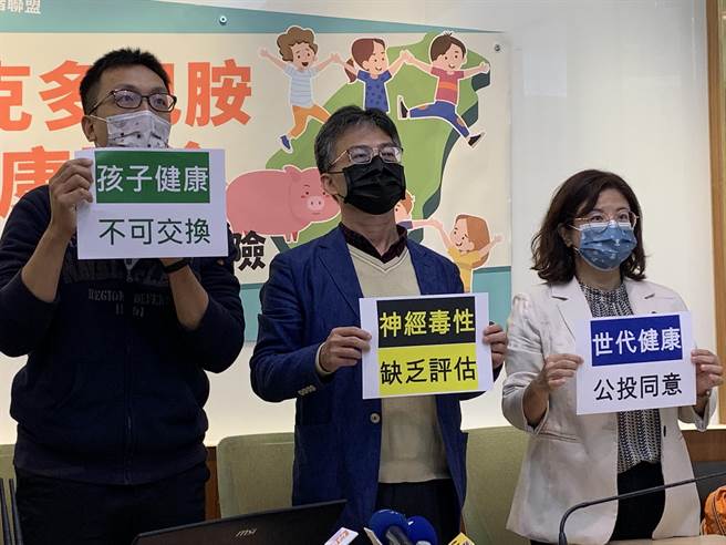 反莱猪医师苏伟硕表示，外传欧盟禁莱猪败诉，未来15年，每年需花1亿美元补偿美国损失，这是不实谣言、假消息，严重违反《公投法》规定。（林缙明摄）