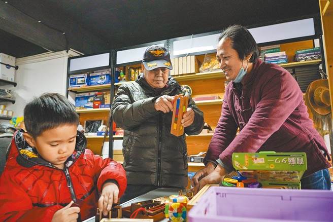 预计到「十四五」末，北京人口老龄化水平将达到24％，从轻度老龄化迈入中度老龄化。到2035年，老年人口接近700万，人口老龄化水平将超过30％，进入重度老龄化。（新华社）