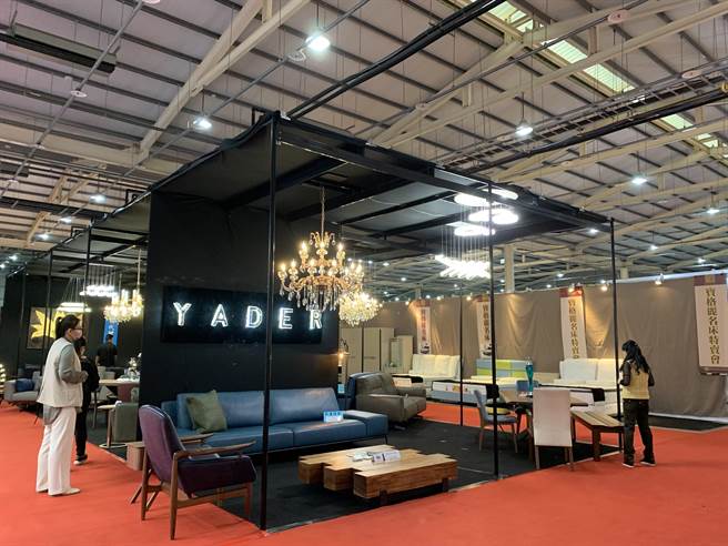 为期4天的「2021台中设计周」上午热闹开展，现场展出包括木创、建材与建筑、家具等。(林欣仪摄)