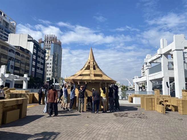 搭建工程上午10时开工，河乐广场就陆续集结市民、大专院校学生到场搭建。(曹婷婷摄)