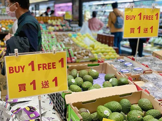 京站Jasons設抗漲專區，米、油、麵條買一送一。圖／京站提供