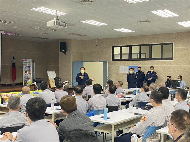 新北市政府警察局林口警分局今举办义警常年训练，警察局副局长温枝发代表警察局亲临会场，席间局长大仁哥更透过最新颖的视讯与在场的义警伙伴空中相会。(林口分局提供)