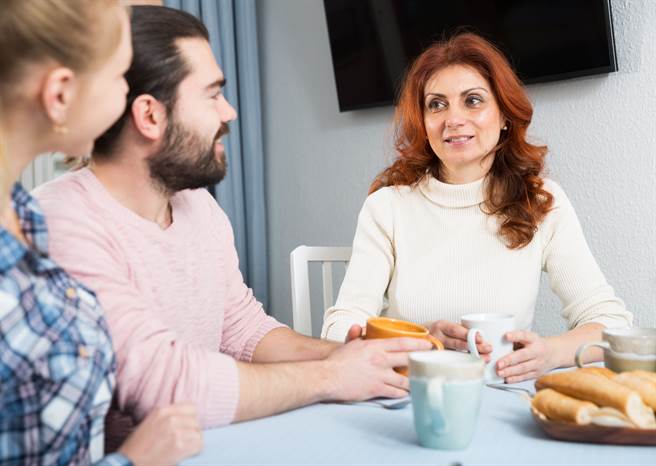 1名人妻日前遭逢父亲过世，正无暇处理父亲留下的1千万遗产时，她确定听到丈夫对婆婆说「以后我们就有多一笔1000万的存款了」。（示意图/Shutterstock提供）
