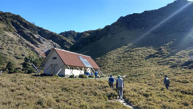 疫情趨緩，太魯閣國家公園生態保護區7座山屋開放，圖為南湖大山山屋。（太管處提供／王志偉花蓮傳真）