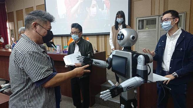 南大师生创作的情感机器人还可以玩猜拳游戏。（程炳璋摄）