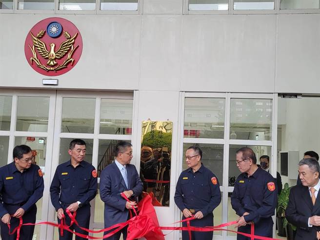 徐国勇率同警政署长陈家钦、刑事局长黄嘉禄、全国各直辖市及县市警察局长，共同宣示贯彻「投票前平安」、「投票日平顺」、「投票后平稳」三大原则。(林郁平摄)