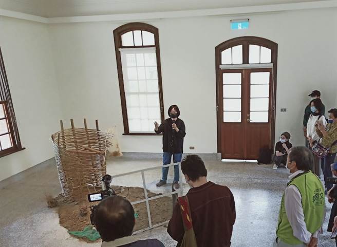 台南市总爷艺文中心驻村艺术家周颖萱（中）《浮现之物》个展以编织艺术方式还原麻豆古港水堀头遗址考古过程。（台南市文化局提供／刘秀芬台南传真）