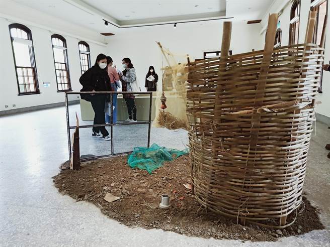 台南市总爷艺文中心驻村艺术家周颖萱《浮现之物》个展以编织艺术方式还原麻豆古港水堀头遗址考古过程。（台南市文化局提供／刘秀芬台南传真）