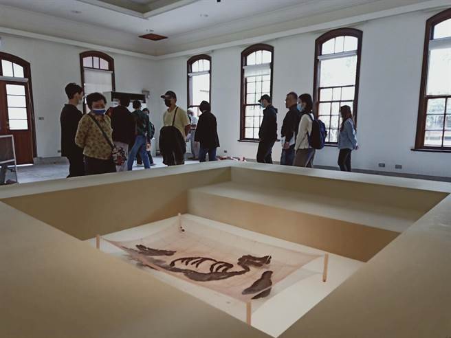 台南市总爷艺文中心驻村艺术家周颖萱《浮现之物》个展以编织艺术方式还原麻豆古港水堀头遗址考古过程。（台南市文化局提供／刘秀芬台南传真）