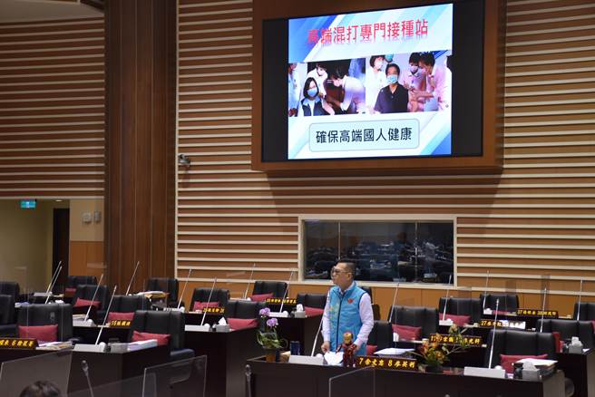 苗栗县议员余文忠建议县府卫生局设置高端疫苗补打接种站，欢迎总统及副总统来苗栗补打国际认证疫苗。（谢明俊摄）