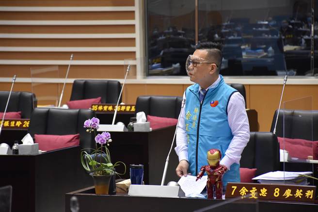 苗栗县议员余文忠痛批民进党政府的疫苗政策不负责任。（谢明俊摄）