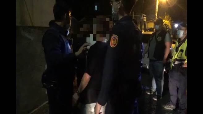 屏东里港30余岁洪姓男子向郭姓男子借18万未还，郭24日晚间怒而伙同友人前往洪家讨债，不料到场后洪男不在，而郭一伙人反与洪父及其亲友起争执、上演全武行。（警方提供／谢佳潾屏东传真）