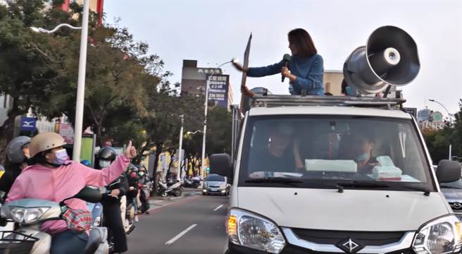 无党籍立委高金素梅24日赴高雄宣讲，沿途不时有民眾特别来比讚、挥手。（图／翻摄自高金素梅脸书）