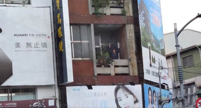 无党籍立委高金素梅24日赴高雄宣讲，有妇女听见高金声音，立刻衝到自家阳台高举双手表达支持。（图／翻摄自高金素梅脸书）