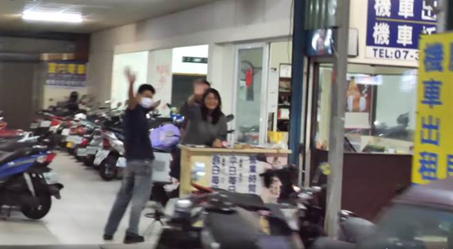 无党籍立委高金素梅24日赴高雄宣讲，街边商家与骑楼民眾纷纷向高金挥手、比讚隔空致意。（图／翻摄自高金素梅脸书）