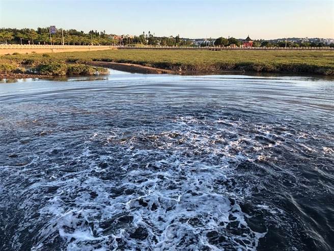 浯江抽水站，主要功能在豪大雨且遇到涨潮时，关闭闸门设施以防止海水倒灌，并同时启动抽水设备，将雨水抽出，加速旧城区及周界低洼地区之排水。（李金生摄）