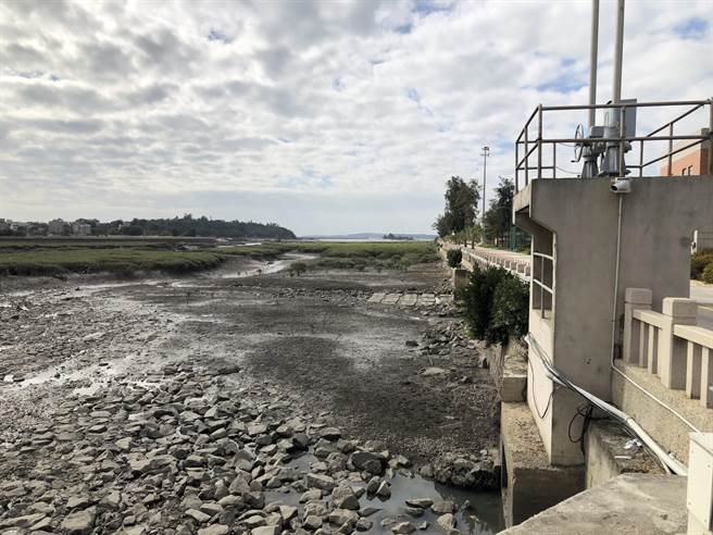 浯江抽水站因紧邻浯江溪出海口，受感潮、海水入渗与盐分较高的多重环境影响。（李金生摄）
