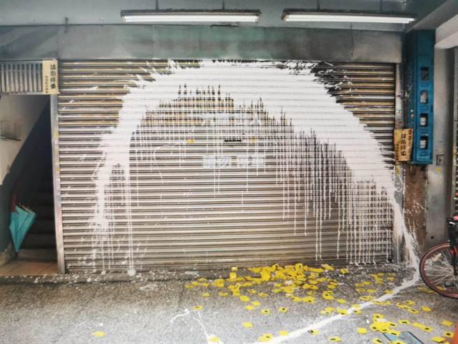 廖男指使黑帮前往被害人家中撒冥纸、开枪。（警方提供）