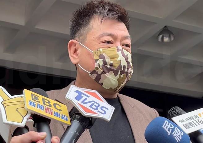 孫德榮今前往台北地方法院提告。（讀者提供）