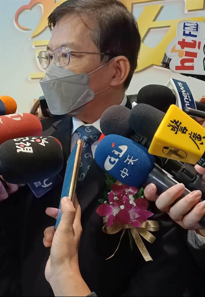 交通部長王國材26日參加「110年金安獎頒獎典禮」，會前受訪(簡立欣攝)