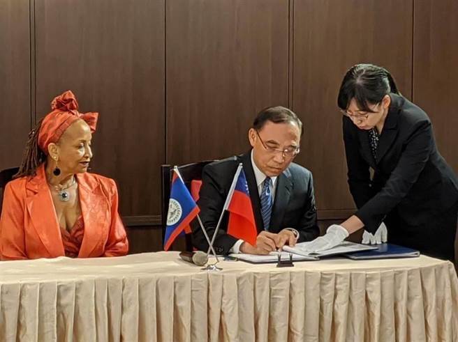 我方去年簽署台貝司法互助條約，貝國駐臺賀黛安（Diane Haylock)大使見證。（外交部提供）