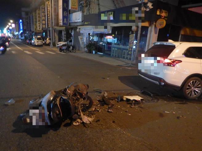 休旅车右前车头凹陷，林姓男大生骑乘的机车，车头严重毁损。（读者提供／张妍溱台中传真）