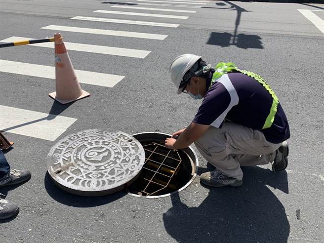 工作人员透过「设施巡查及维护模组APP」，大幅提升污水下水道 的管理维修作业效率。（宜兰县政府提供／胡健森宜兰传真）