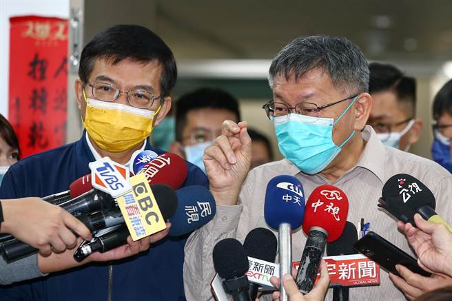 為解決基隆捷運爭議，交通部長王國材（左）26日赴台北市政府與市長柯文哲面談。（鄧博仁攝）