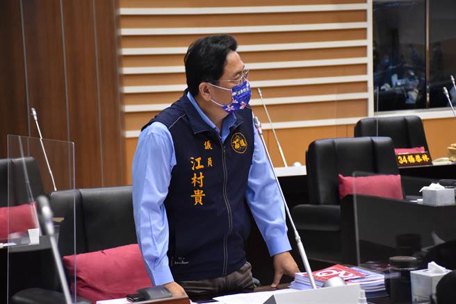 縣議員江村貴要求環保局及警察局加強查察違法業者亂倒廢土。（謝明俊攝）