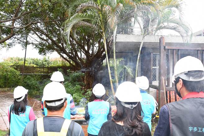 已废站的干城火车站，将进行活化工程，周边老榕树气根茂密，决定移植重生。乡公所今到场恭谨敬拜，展现对生命的尊重。（王志伟摄）
