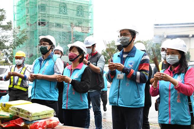 乡长游淑贞（左3）率领公所员工敬拜，告诉榕树爷爷即将搬家的消息。（王志伟摄）